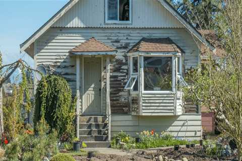 How much does a house flipper make a year?
